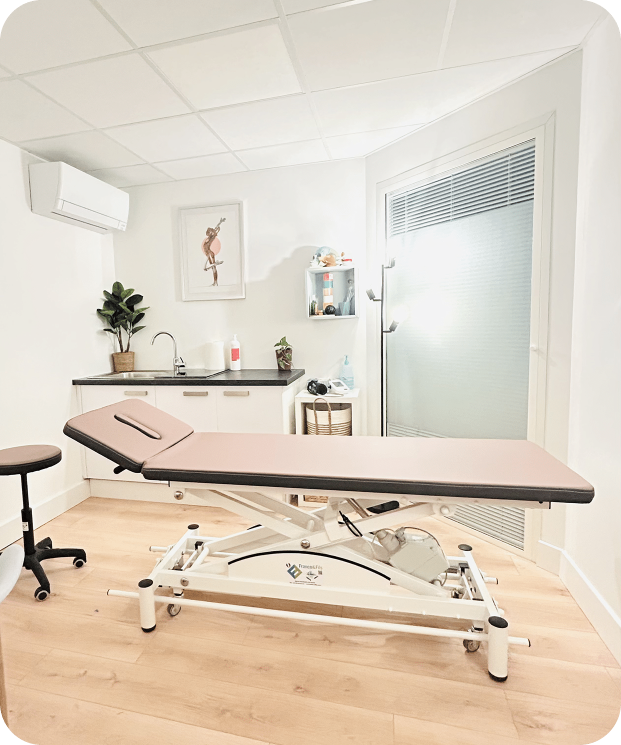 Vue d'ensemble lumineuse du cabinet d'ostéopathie d'Anna Monlezun à Montgiscard, avec table d'examen moderne, meuble de rangement et fenêtre donnant sur l'extérieur.